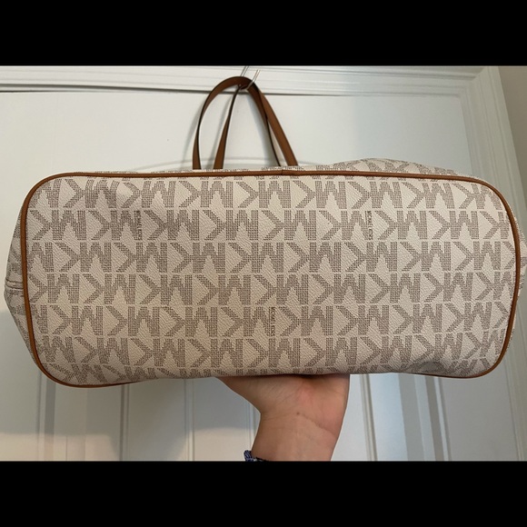 Michael Kors Handbags - Michael kors purse
